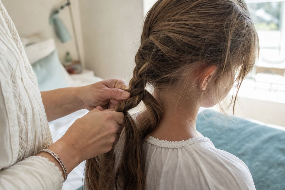 Tresse serrée réalisée sur des cheveux longs pour limiter le risque de poux