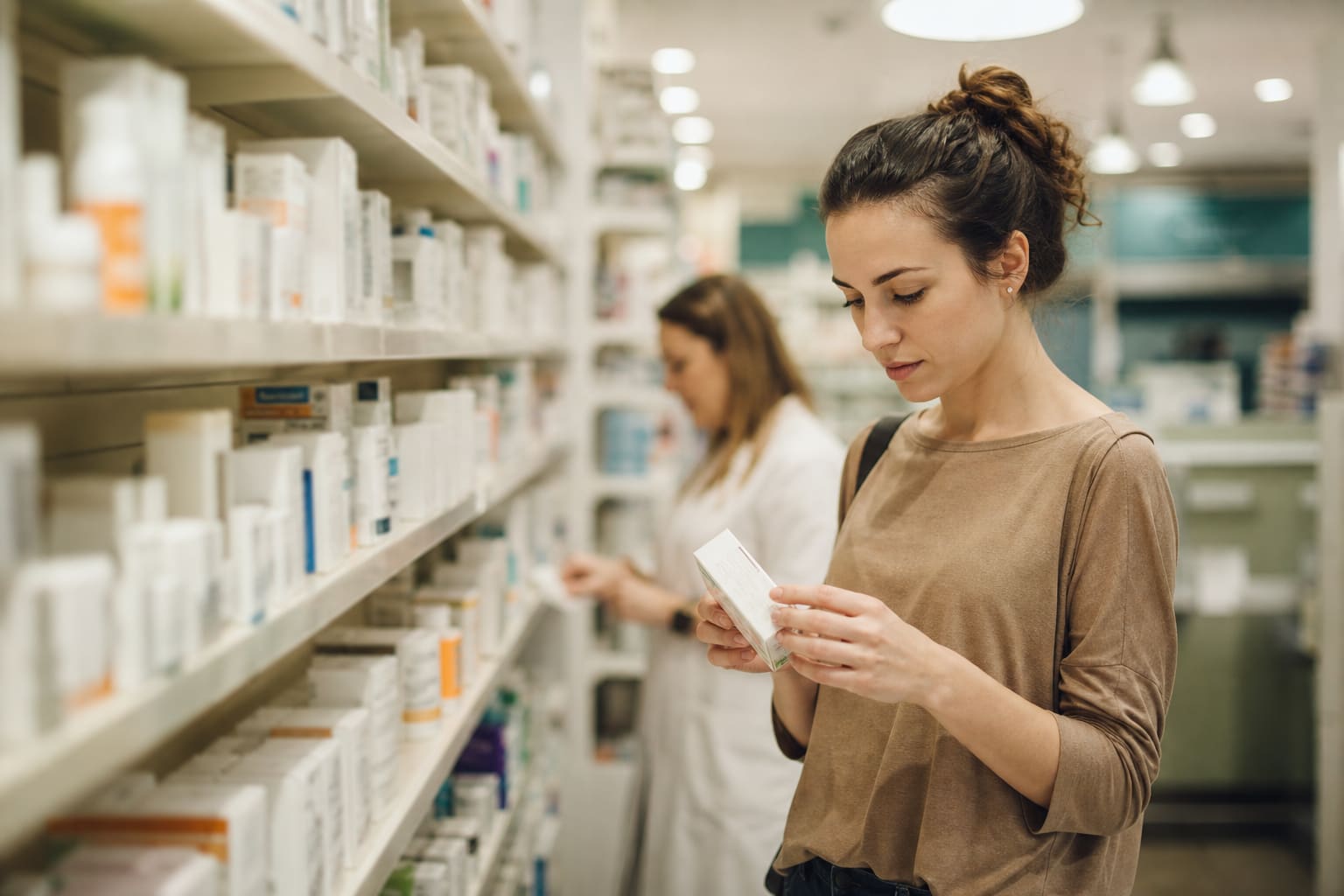 Rayon de pharmacie, illustrant le choix entre les différents traitements anti-poux
