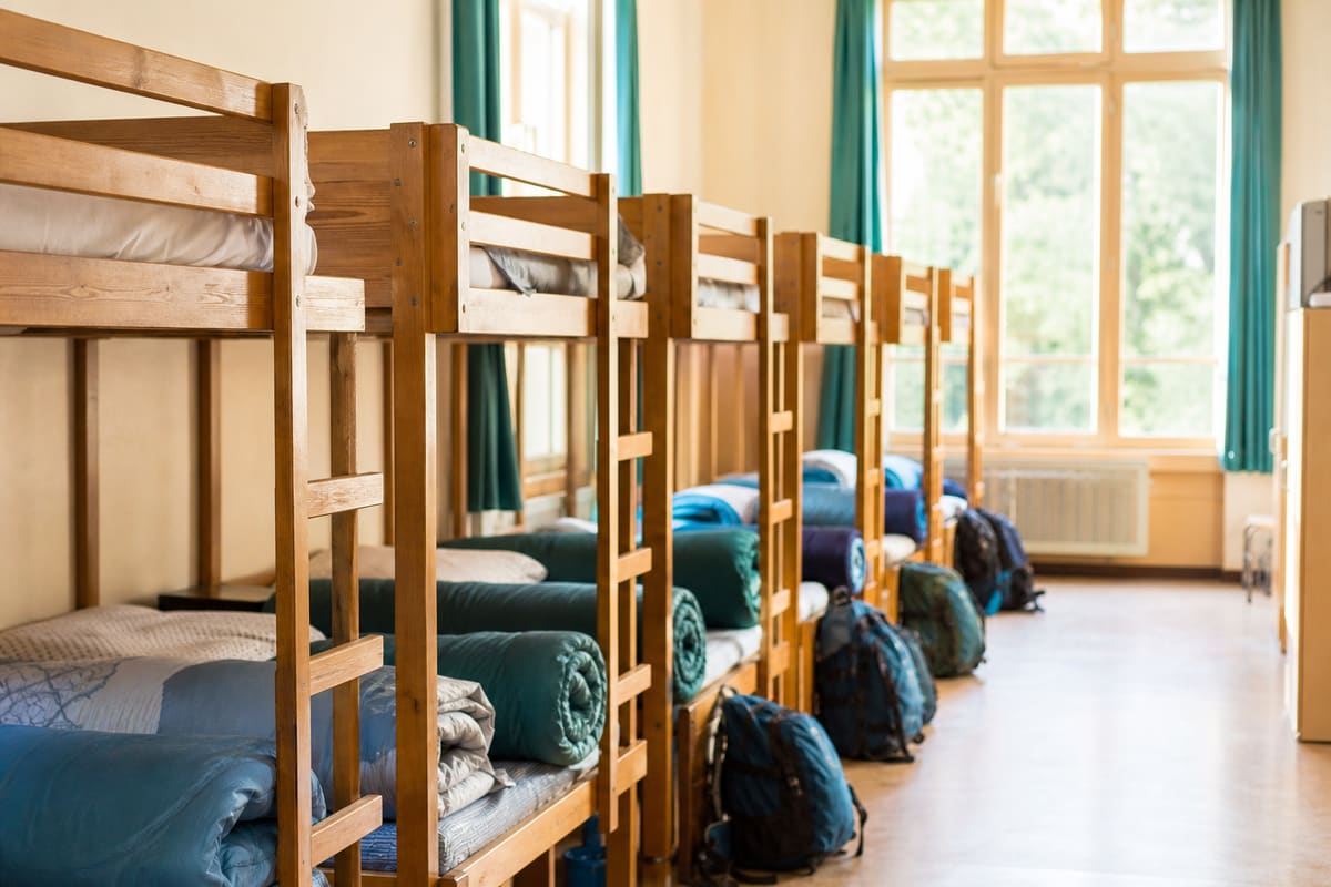 Dortoir de colonie de vacances avec lits superposés, contexte de collectivité pour les poux