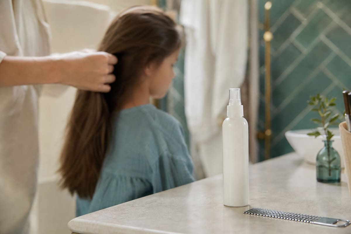Spray sans marque et peigne à poux : comparaison entre répulsif et détection