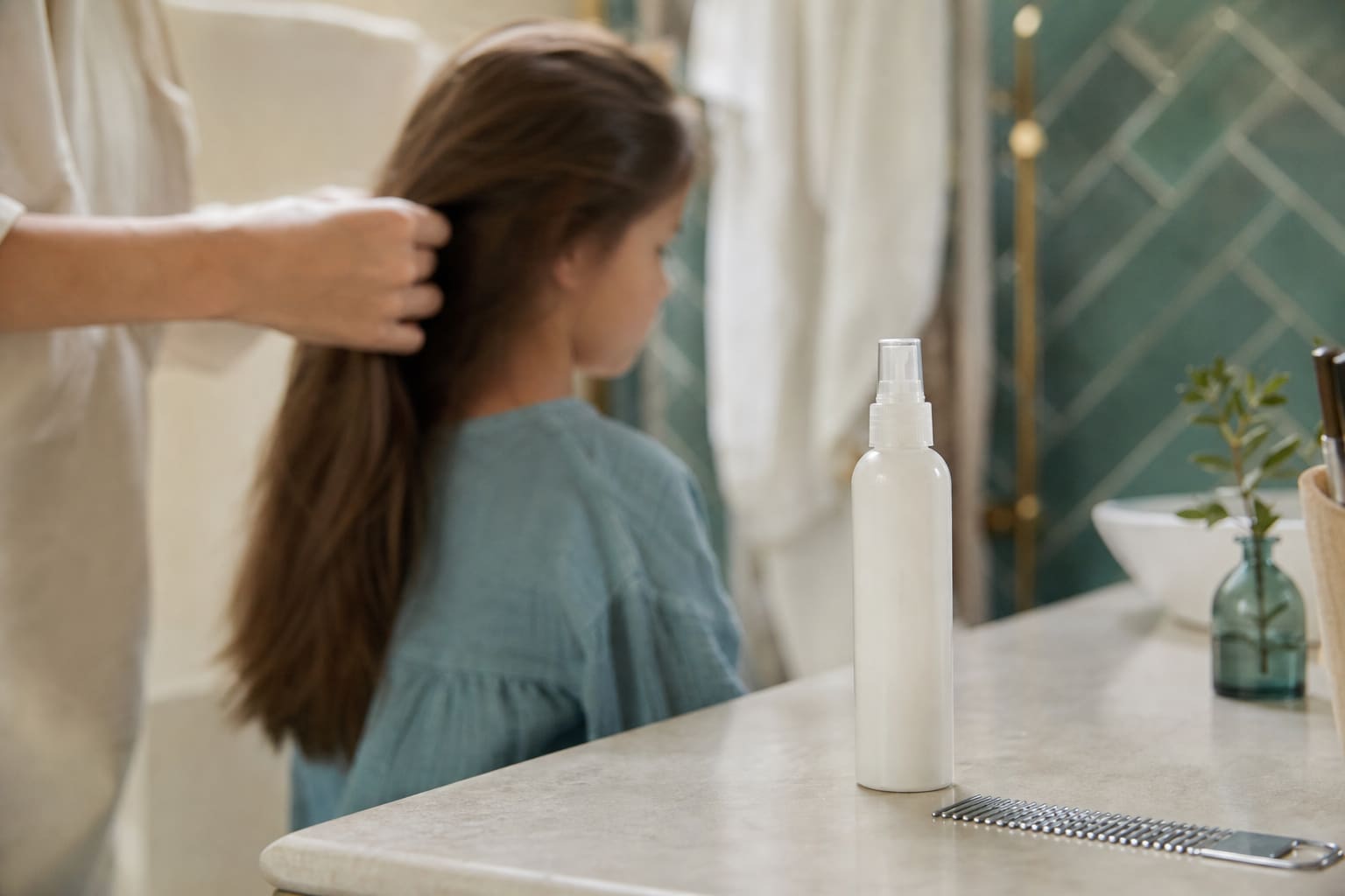 Spray sans marque et peigne à poux : comparaison entre répulsif et détection